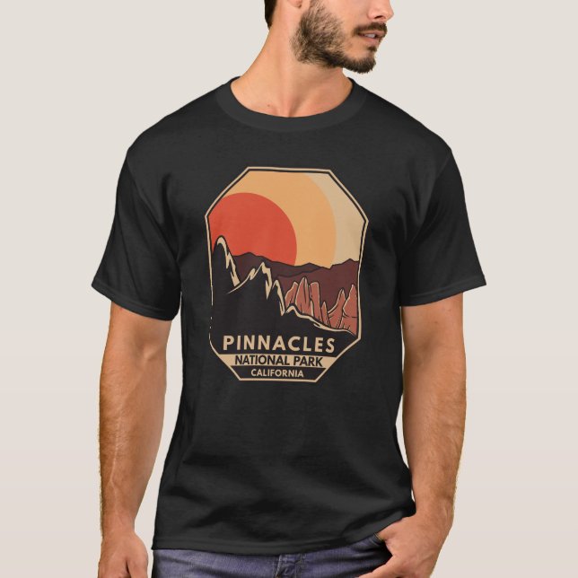 Pinnacles nationalpark Minimal Retro Emblem T Shirt (Framsida)