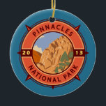 Pinnacles nationalpark Retro Compass Emblem Julgransprydnad Keramik<br><div class="desc">Konstruktion för vektorgrafik med knappnålar. Parken är en amerikansk nationalpark som skyddar ett bergsområde öster i Salinasdalen i centrala Kalifornien.</div>
