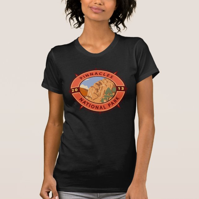 Pinnacles nationalpark Retro Compass Emblem T Shirt (Framsida)