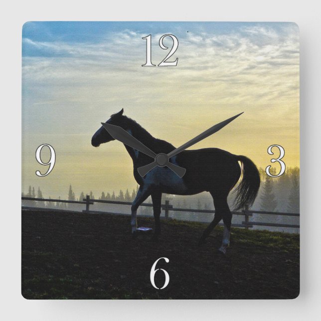 Pinto i Barnyard vid Sunrise Fyrkantig Klocka (Framsida)