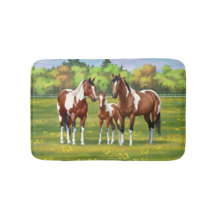 Pinto Paint Quarter Horses in Summer Pasture Badrumsmatta