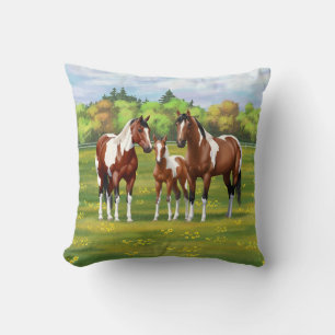 Pinto Paint Quarter Horses in Summer Pasture Kudde