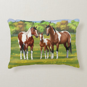 Pinto Paint Quarter Horses in Summer Pasture Prydnadskudde