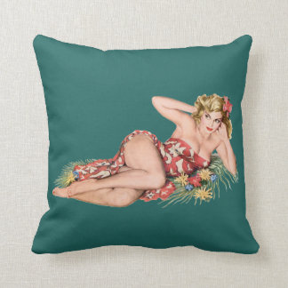 pinup-flicka snygg blondin som bär sarong + hibisk kudde