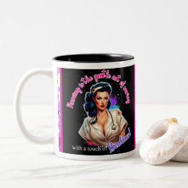 Pinup_ Nurse Badass Två-Tonad Mugg