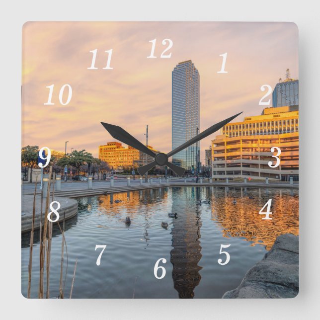 Pioneer Plaza Pond-väggklocka Fyrkantig Klocka (Framsida)