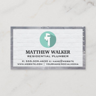 Pipe Wrench-Logotyp Vattnen i Brick Wall och Met Visitkort