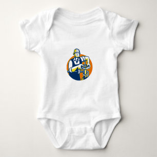 Pipefitter drar åt den olje- arbetaren leda i rö t-shirt
