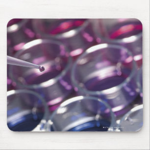 Pipette och petri disk med vätskor musmatta