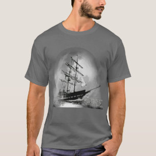 Pirat Frakt som seglar ut ur Fog Måne T Shirt
