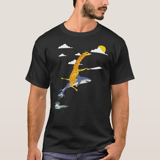 Pirat giraffe rides på haj t shirt (Framsida)