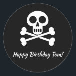 Pirat Kids Skull och Crossbone Birthday Runt Klistermärke<br><div class="desc">Vår lilla skalle och korselben runt dekal i pirat 4 dagar. En del av vår lilla samling pirater party.</div>