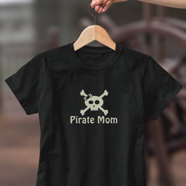 Pirat Mamma Skull Crossbone Halloween T-Shirt (Yarr! Pirate Mom Shirt! It's arrrr-fully adorable!)
