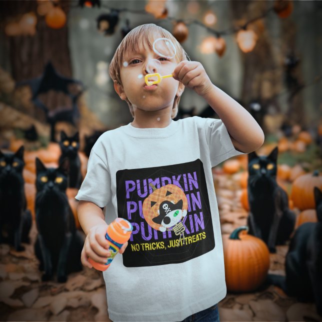 Pirat skelettkatt t shirt (A boy wears a Pirate Skeleton T-Shirt.)