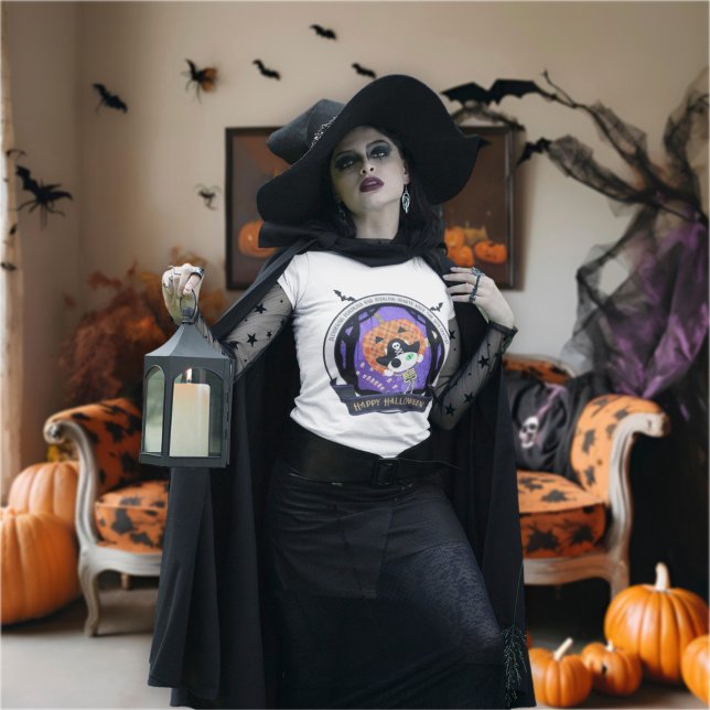 Pirat skelettkatt t shirt (A woman wearing a witch costume wears the Pirate skeleton cat T-shirt.)