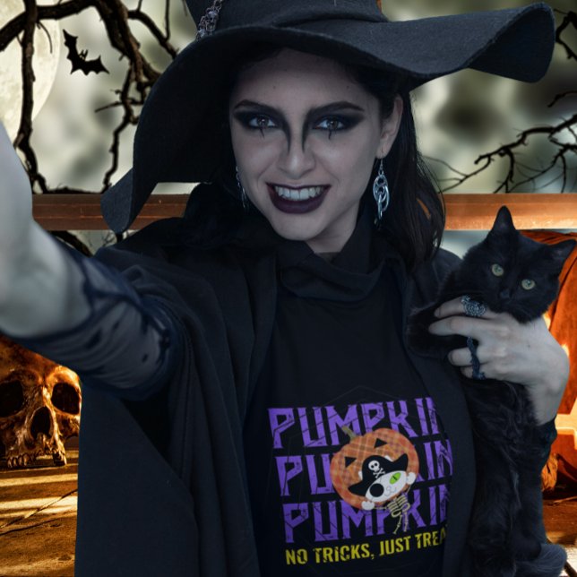 Pirat skelettkatt t shirt (Selfie shot of a witch coming ”Pirate skeleton cat T-shirt” with a black cat.)