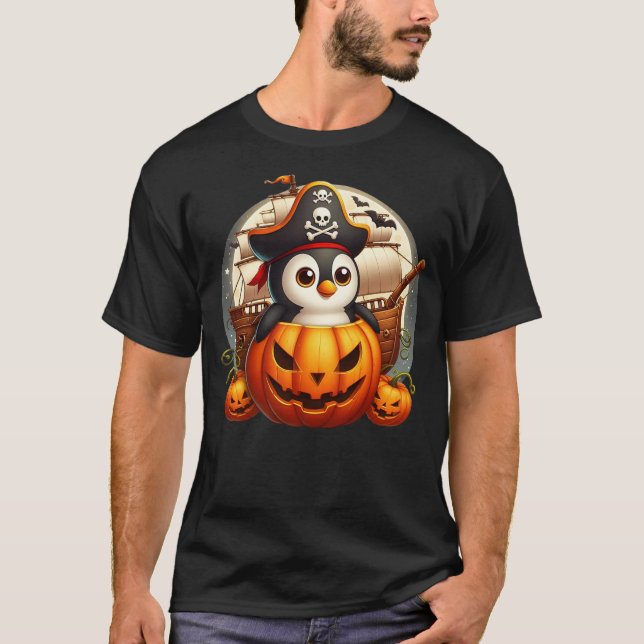 Pirate Penguin in a Halloween Pumpkin Ship T Shirt (Framsida)