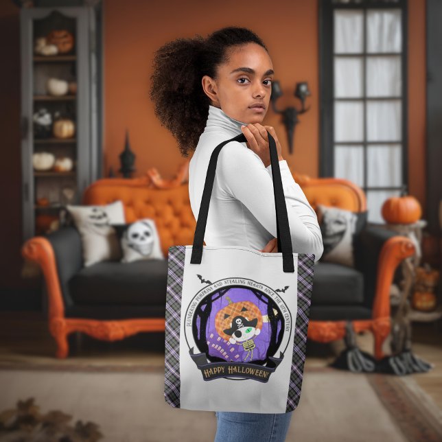 Piratkattkatt och bröstkorgs tygkasse (A woman shows the Pirate skeleton cat and plaid tote bag.)