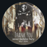 Pirattema födelsedag eller sällskapsfest för ungka runt klistermärke<br><div class="desc">Pirattema födelsedag eller sällskapsfest för ungkarlar klistermärken. Matchande föremål finns tillgängliga. Anpassa för alla evenemang.</div>