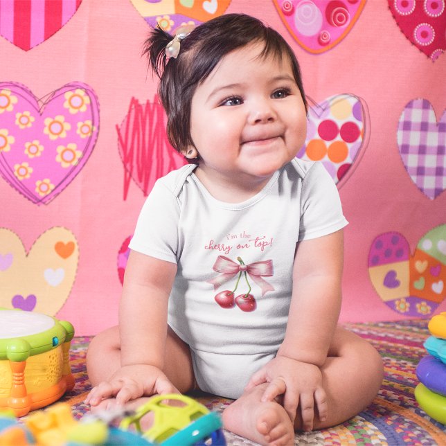 Pirig Rosa Koett Cherry Första Födelsedag 1:a Föde T Shirt (Girly Pink Red Coquette Cherry First 1st Birthday Baby Bodysuit)