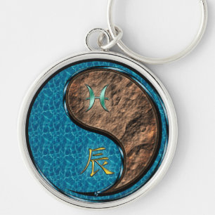 Pisces & Earth Dragon Rund Silverfärgad Nyckelring