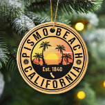 Pismo Beach California Sunset Vacation Souvenir Julgransprydnad Keramik<br><div class="desc">Pismo Beach California Sunset Vacation Souvenir. Pismo Beach California. Den här återdesignen gör en underbar julklapp eller födelsedagspresent till fläkt av Pismo Beach Beach Beach. Retro-sommarbesöksmönstret är en perfekt gåva till älskare och tropiska destinationer fläkt.</div>