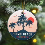 Pismo Beach California Sunset Vacation Souvenirs M Julgransprydnad Keramik<br><div class="desc">Pismo Beach California. Den här återdesignen gör en underbar julklapp eller födelsedagspresent till fläkt av Pismo Beach Beach Beach. Retro-sommarbesöksmönstret är en perfekt gåva till älskare och tropiska destinationer fläkt.</div>