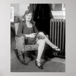 Pistol dold i strumpeband, 1922. Gammalt foto Poster