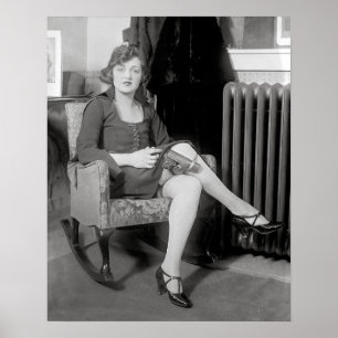 Pistol dold i strumpeband, 1922. Gammalt foto Poster