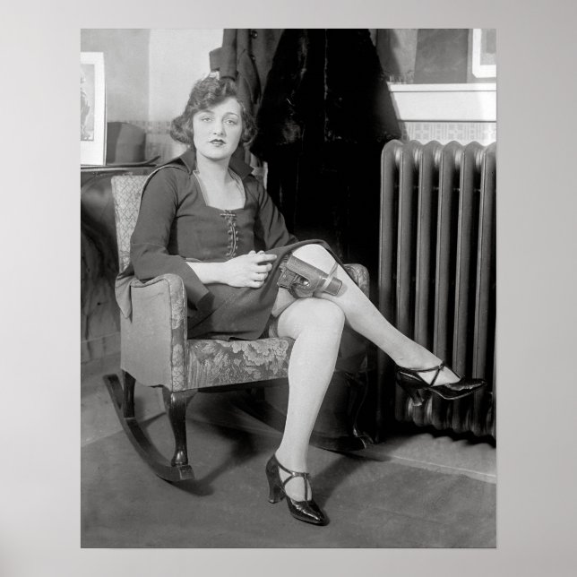 Pistol Gömt i Garter 1922. Vintage Photo Poster (Framsidan)