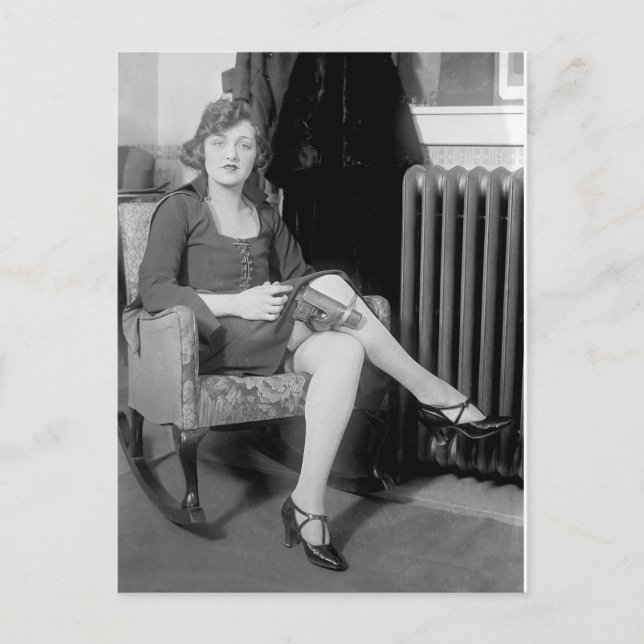 Pistol Gömt i Garter, 1922 Vykort (Framsida)