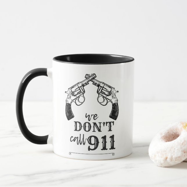 PISTOLS vi ringer inte 911 Mugg (Med munk)