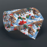 Pitbull Hund Runin i Snö med julklapp Slips<br><div class="desc">En stark och lekfull Pitbull drunknar i snöslandskapet och bär en röd julhatt av helgdag. Den glatta vinterscenen avspeglar den här älskade rasens energi,  lojalitet och charm och blandar säsongens magi med Pitbulls personlighet.</div>
