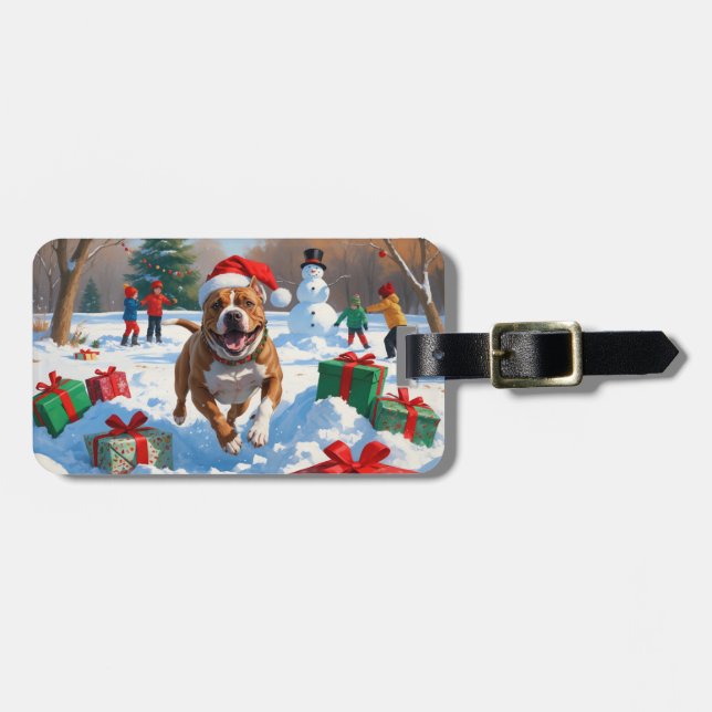 Pitbull-hund springer i snö med julhatt bagagebricka (Horisontell Framsida)
