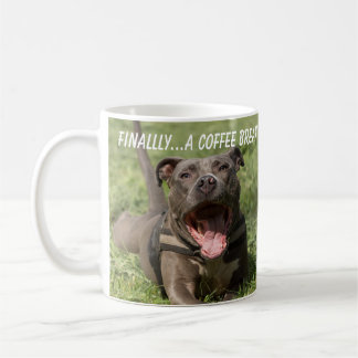 Pitbull i gräset kaffemugg