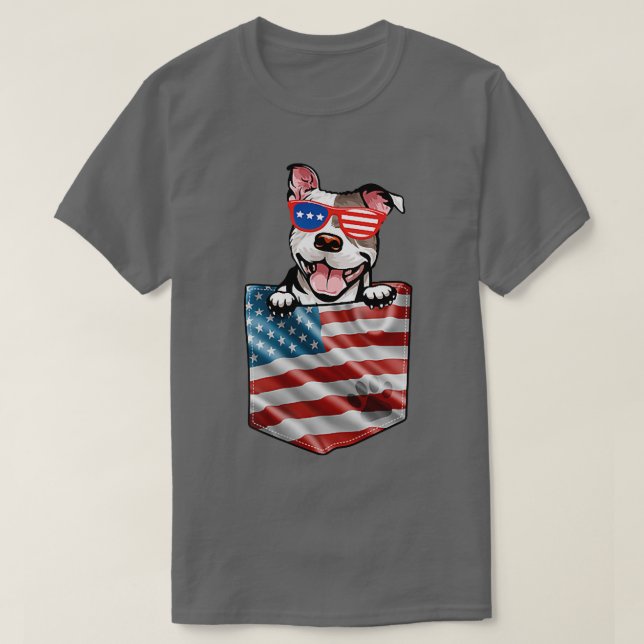 Pitbull in Pocket American Flagga Patriotic 4th of T Shirt (Design framsida)