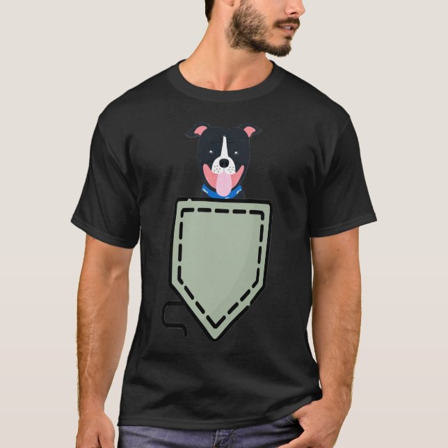 Pitbull in Pocket T Shirt (Framsida)