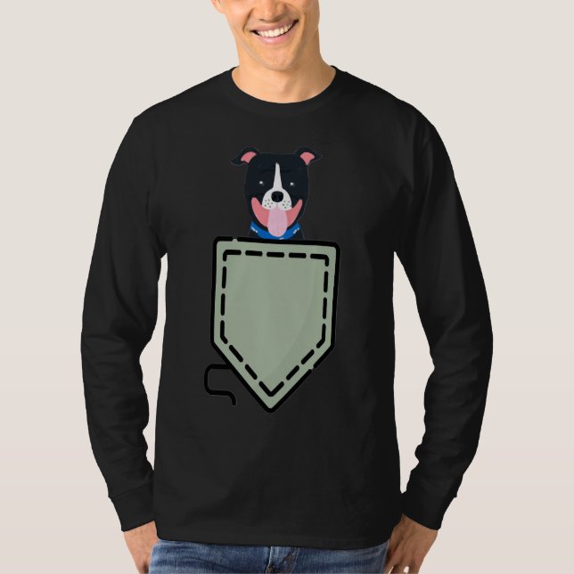 Pitbull in Pocket T Shirt (Framsida)