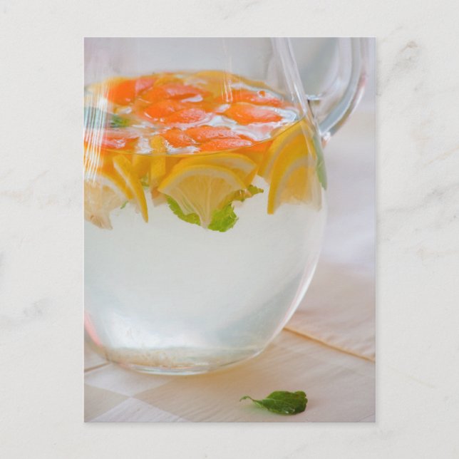 Pitcher med vatten och frukter vykort (Framsida)