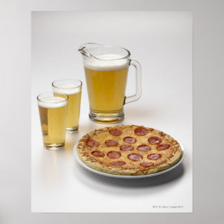 Pitcher och två pint öl bredvid pepperoni poster