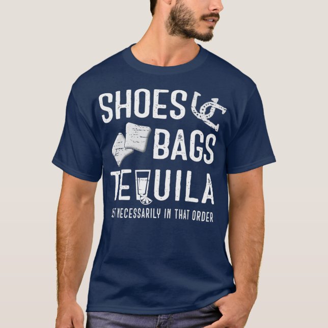 Pitching Horseshoes Tossing Cornhole Bags T Shirt (Framsida)