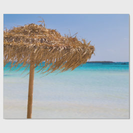 Pittoresk tropisk strand med halmtaksschirm presentpapper