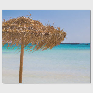 Pittoresk tropisk strand med halmtaksschirm presentpapper