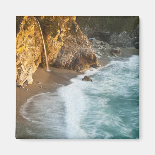 Pittoreska McWay Falls störtar ner på stranden och Magnet (Framsidan)