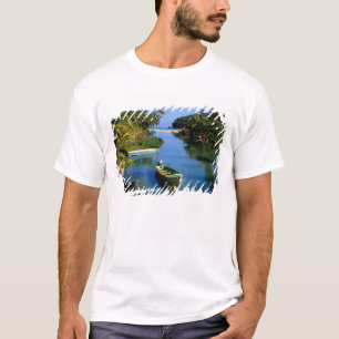 Pittoreskt flod nära Ocho Rios på Jamaica T-shirt