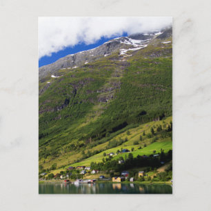 Pittoreskt samhälle vid fjorden, Norge Vykort
