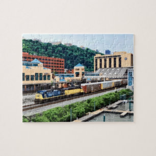 Pittsburgh PA - Tåg som passerar Station Square Pussel