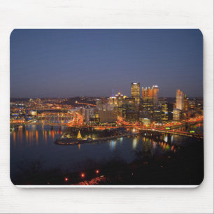 Pittsburgh Pennsylvania i stadens centrum nattflod Musmatta