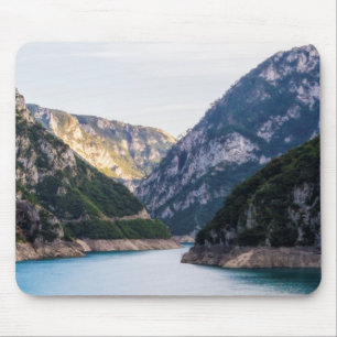 Piva-floden canyon i norra Montenegro. Musmatta