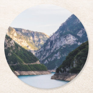Piva-floden canyon i norra Montenegro. Underlägg Papper Rund